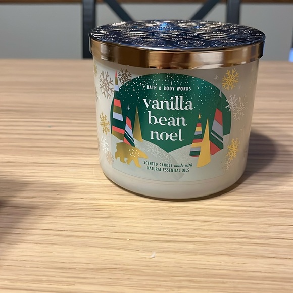 Bath & Body Works 3 Wick Candle. Vanilla Bean Noel - Picture 1 of 3